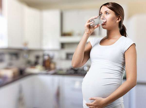 беременная девушка пьет воду 